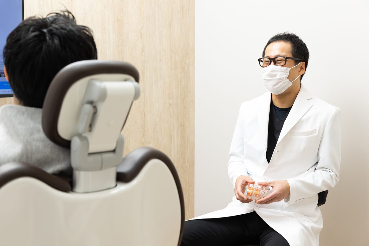 院長が患者さんに説明する様子
