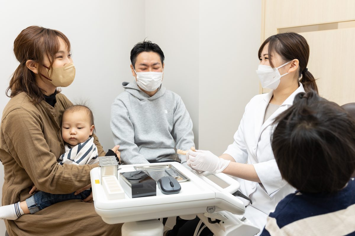 ご家族で矯正相談を受ける様子