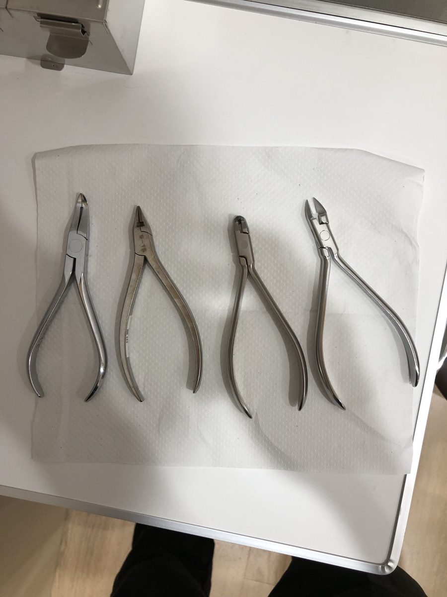 矯正治療で使う器具一式